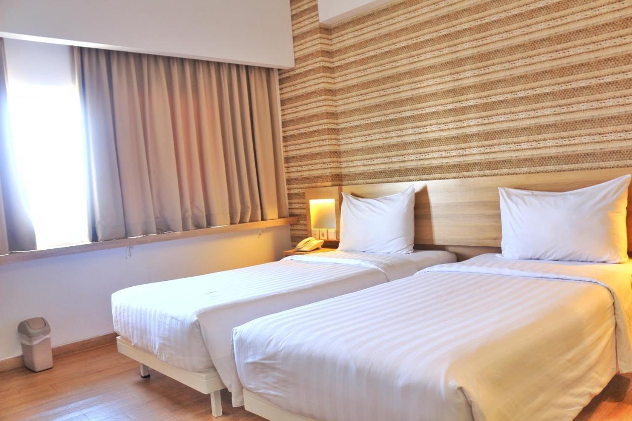 Whiz Prime Hotel Basuki Rahmat Malang Dış mekan fotoğraf